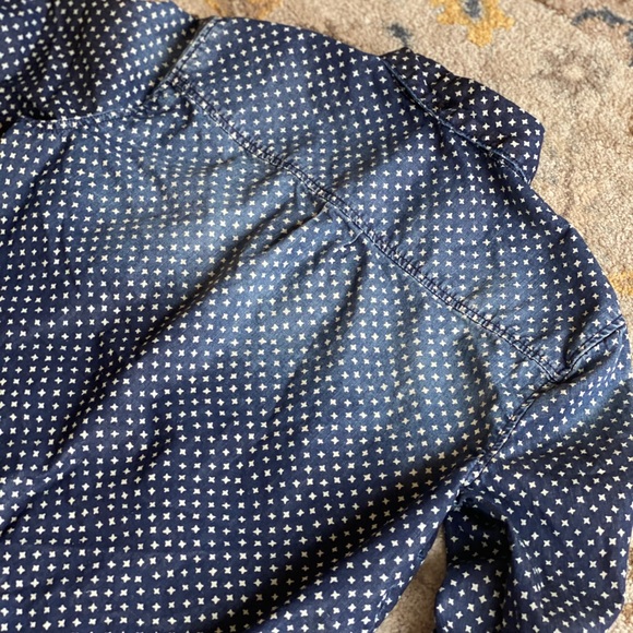 Star patterned chambray pocket button down size 2 - Picture 4 of 5